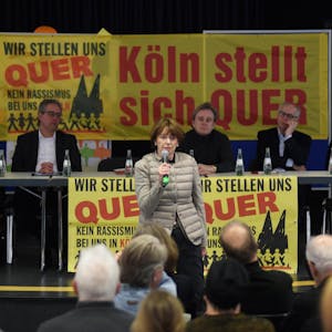 OB Henriette Reker spricht vor einer Podiumsdiskussion mit Brigitta von Bülow (Grüne), Christian Joisten (SPD), Bernd Petelkau (CDU), Jörg Detjen (Linke) und Lorenz Deutsch (FDP).