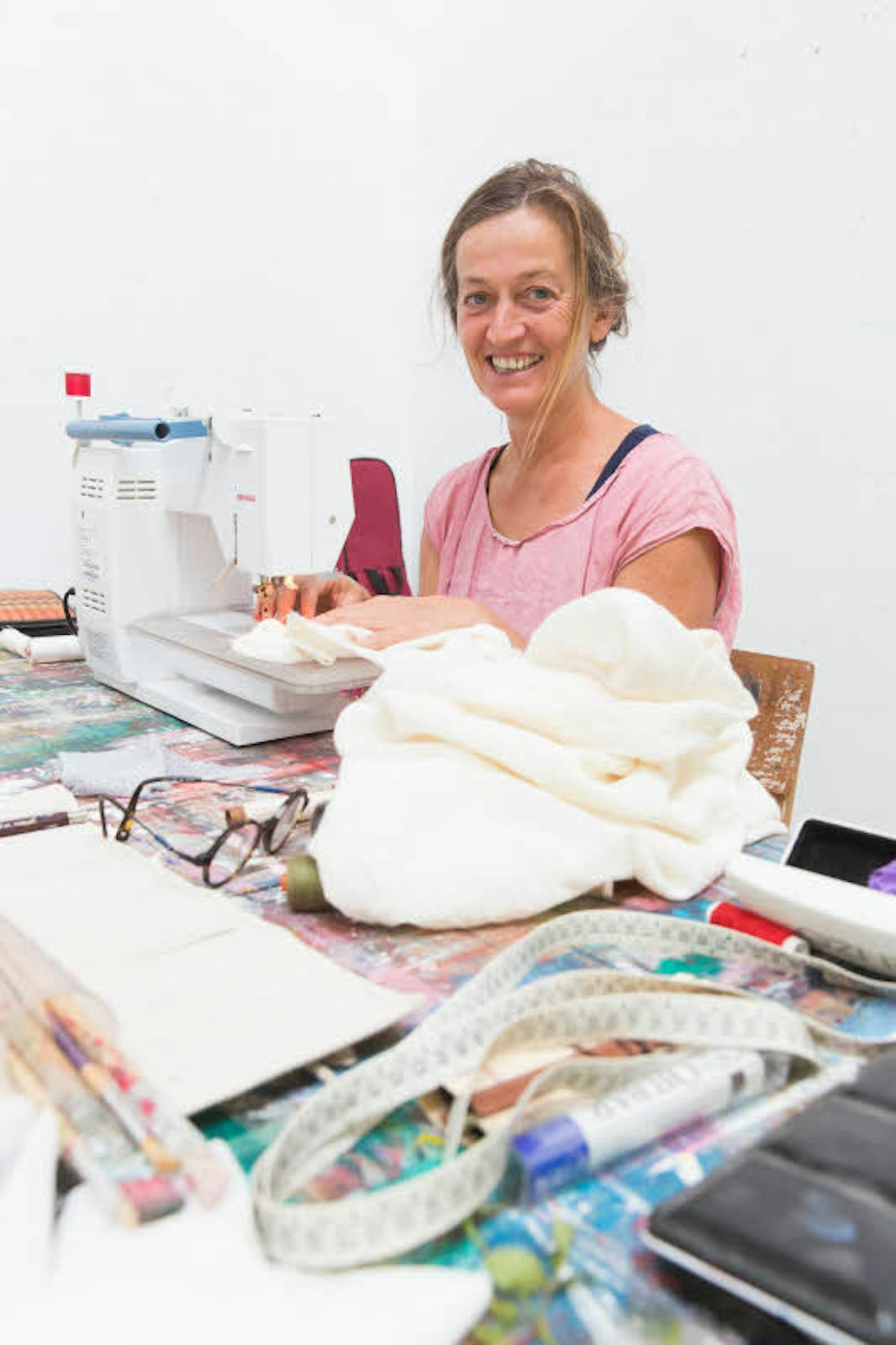 Die Wahl-Italienerin Petra Bartels ist  in diesem Jahr „Künstlerin vor Ort“ und gestaltet luftige Textilien.