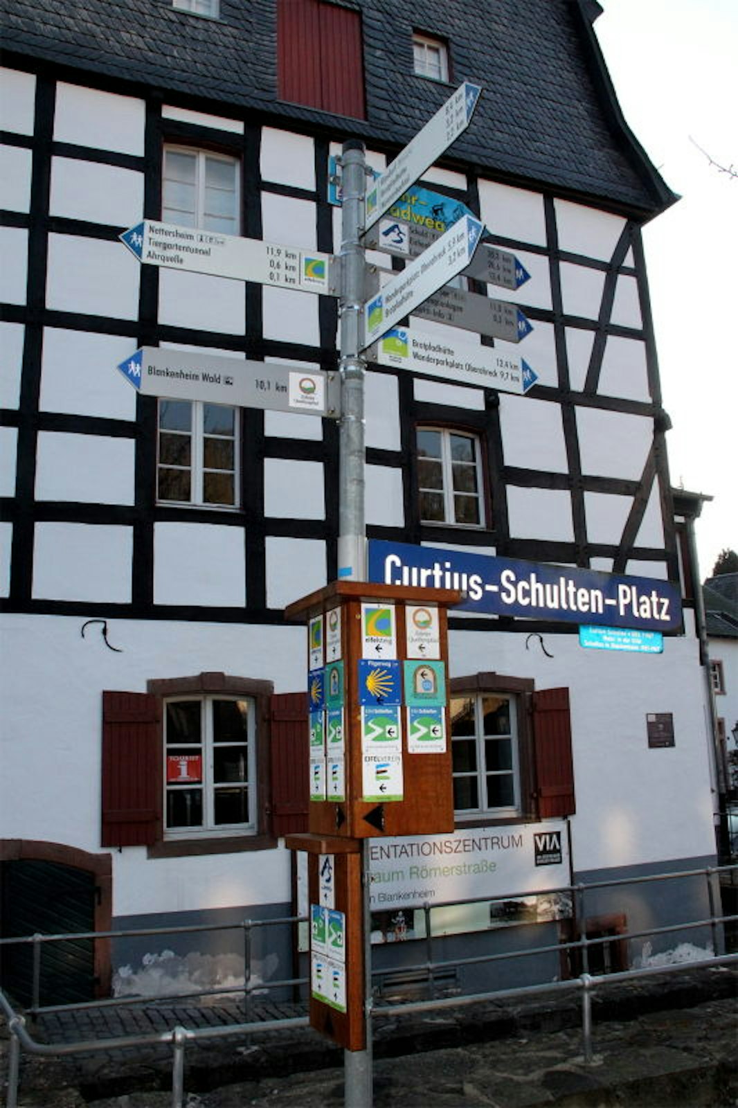Einer der Wanderwege-Hotspots ist der Curtius-Schulten-Platz in Blankenheim. Dort treffen zahlreiche beliebte Strecken, unter anderem Ahr- und Eifelsteig, aufeinander.