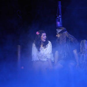 Trautes Glück am Bootssteg auf der Bühne: „Sieben Tage, sieben Nächte“ singt Juliane Bischoff als Jessica mit ihrem Bühnenpartner Mischa Mang als Wolf im Wahnsinn-Musical.