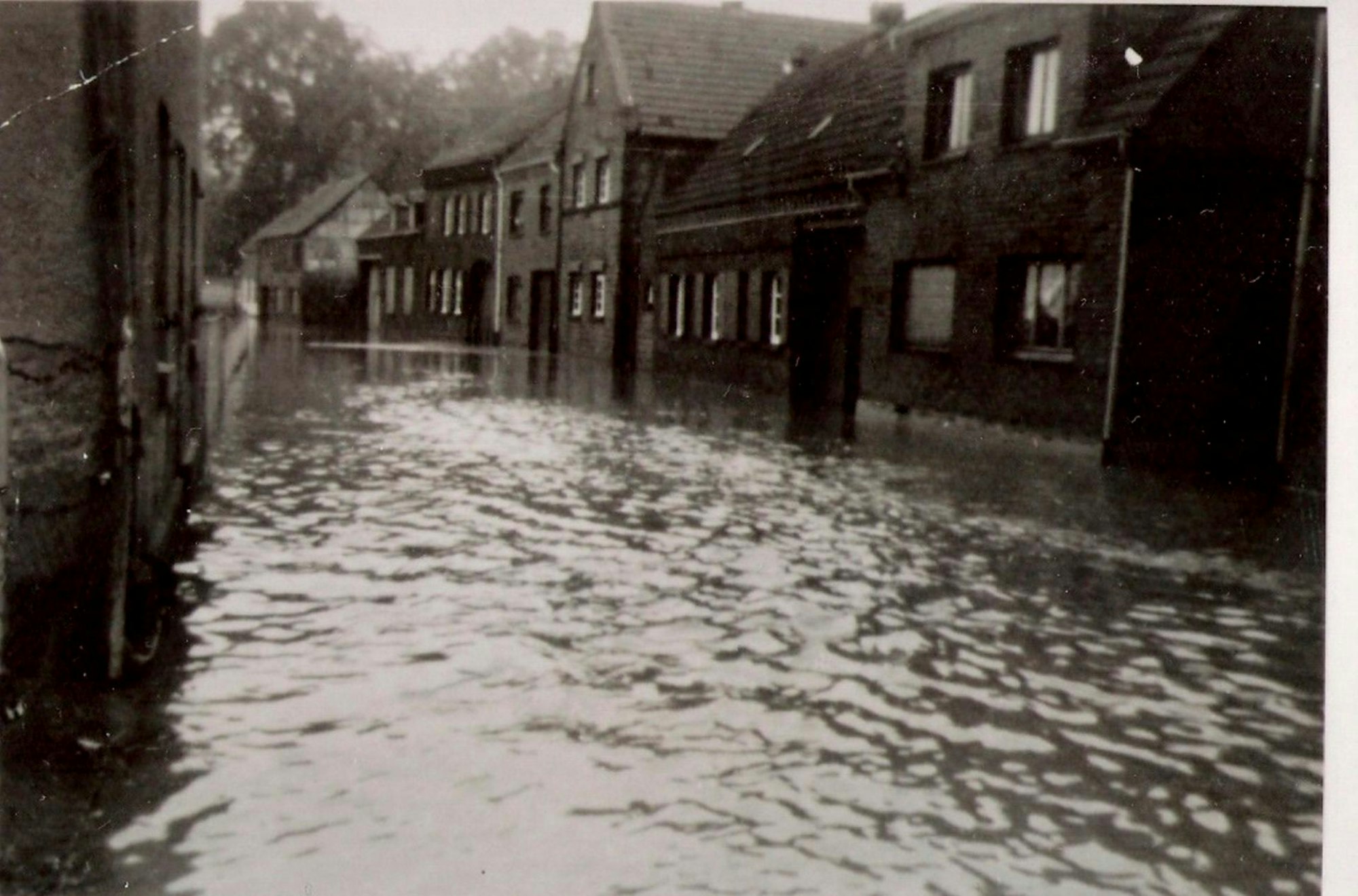 Bilder aus dem Jahr 1961: Die Burgstraße, heute Radmacherstraße, stand unter Wasser.
