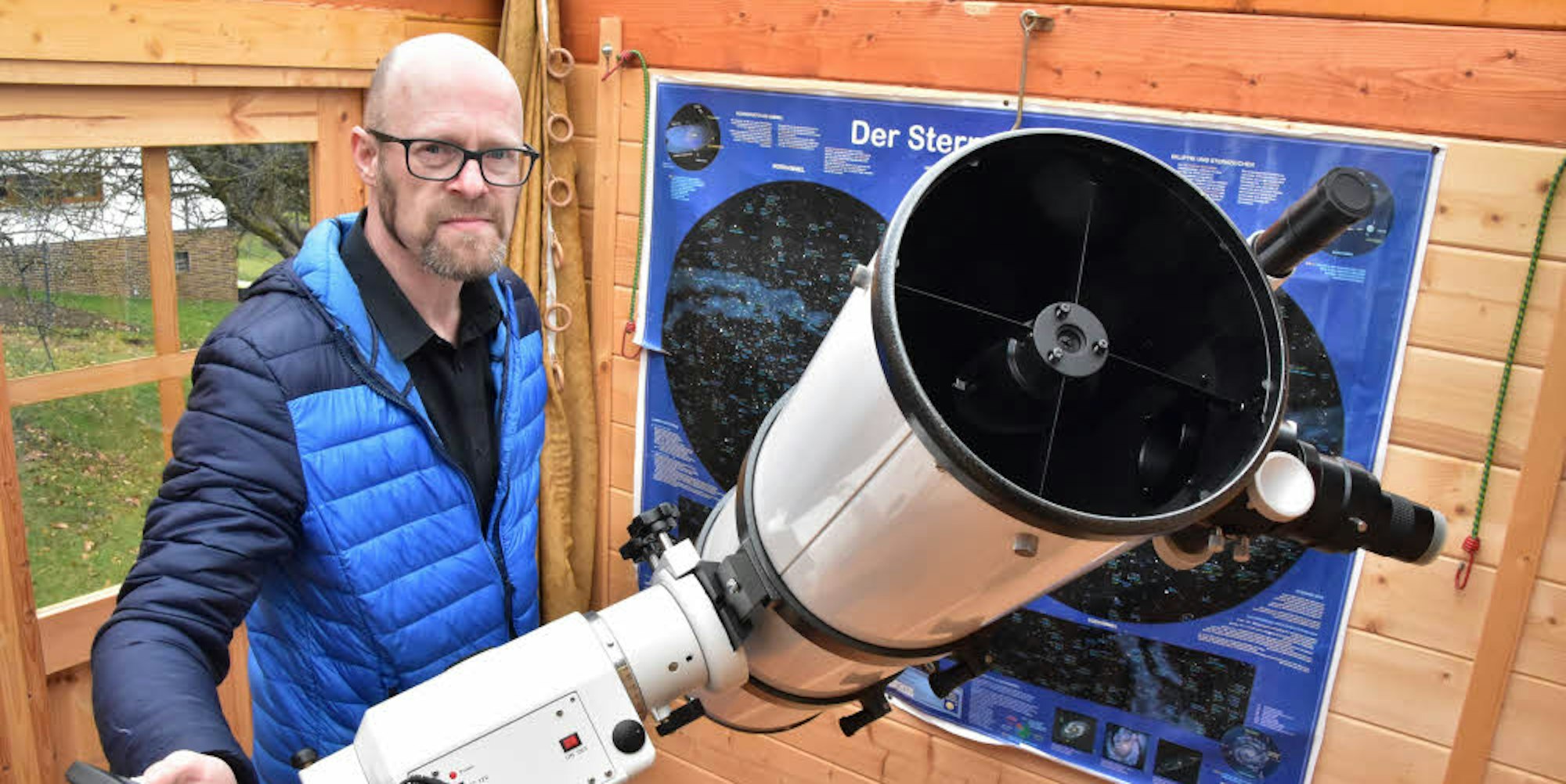 Im Gartenhäuschen hat Frank Bohlscheid das Dobson-Teleskop verwacklungssicher montiert.