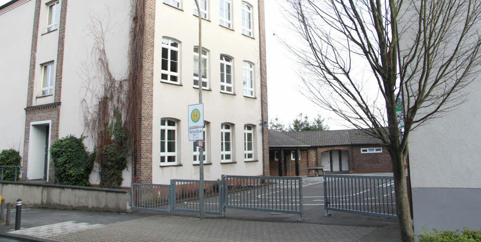 Das 150 Jahre alte Gebäude der Badorfer Grundschule wurde vorübergehend geschlossen.