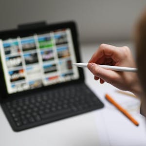 Ein Schüler arbeitet an einem iPad mit der Lernplattform Moodle.