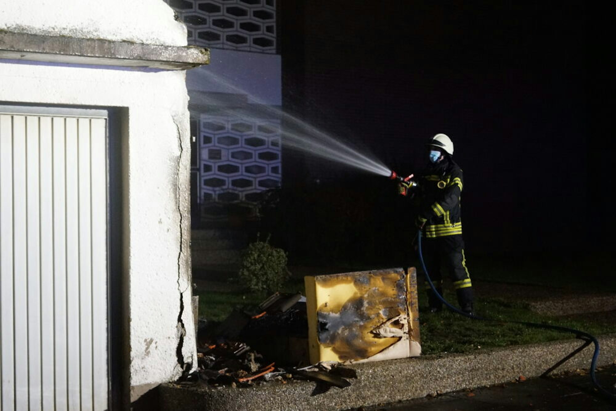 In Iversheim brannte am Sonntagabend Sperrmüll. Einen Tag zuvor war der Anbau des Sportlerheims in Flammen aufgegangen.