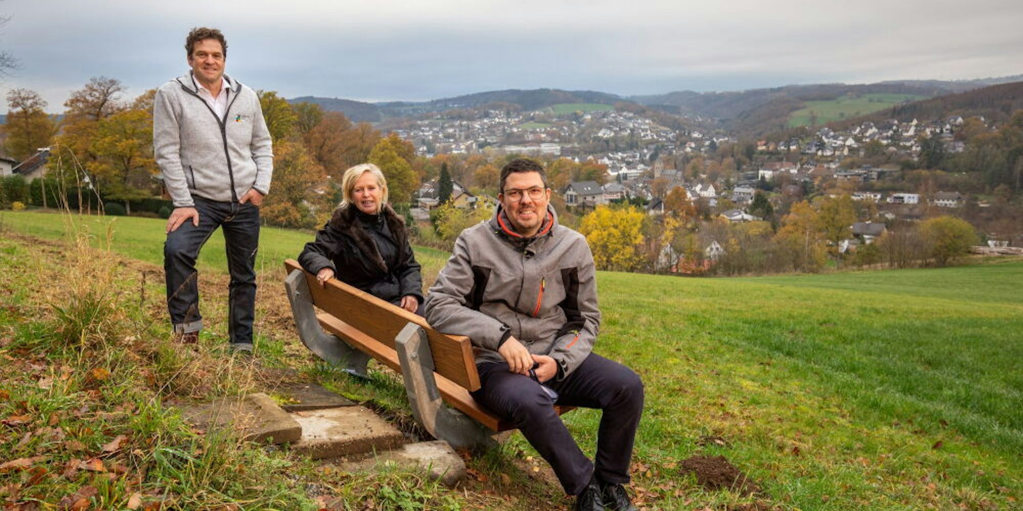 Herrliche Aussicht (v.l.): Jens Eichner, Marita Schneider und Jörg Bukowski wollen das Wandern mit den neuen Bänken für die Morsbacher und ihre Gäste noch attraktiver machen.