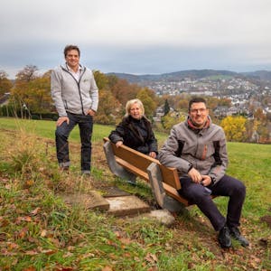Herrliche Aussicht (v.l.): Jens Eichner, Marita Schneider und Jörg Bukowski wollen das Wandern mit den neuen Bänken für die Morsbacher und ihre Gäste noch attraktiver machen.
