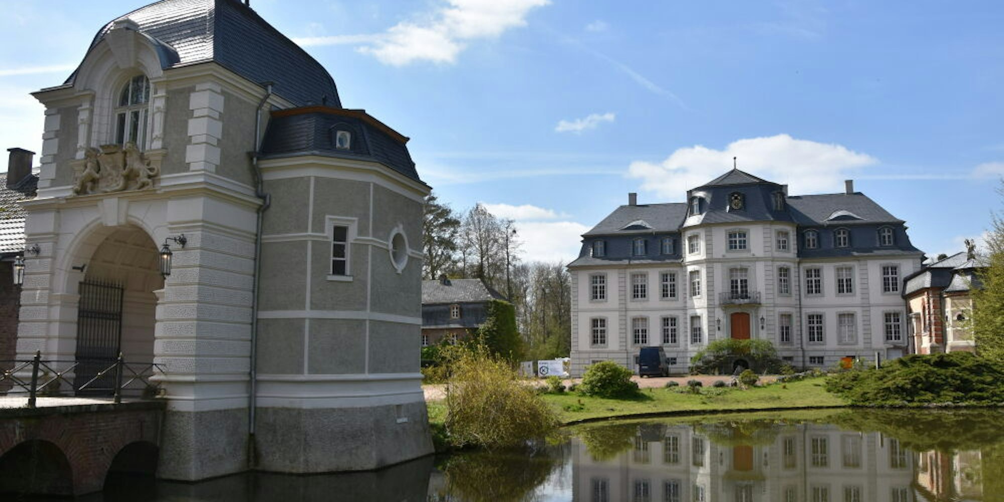 Links neben dem Herrenhaus entsteht ein Heizungskeller. Für die Unterfangung des Schlosses hat der Bund 300 000 Euro bewilligt.