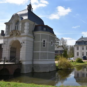 Links neben dem Herrenhaus entsteht ein Heizungskeller. Für die Unterfangung des Schlosses hat der Bund 300 000 Euro bewilligt.