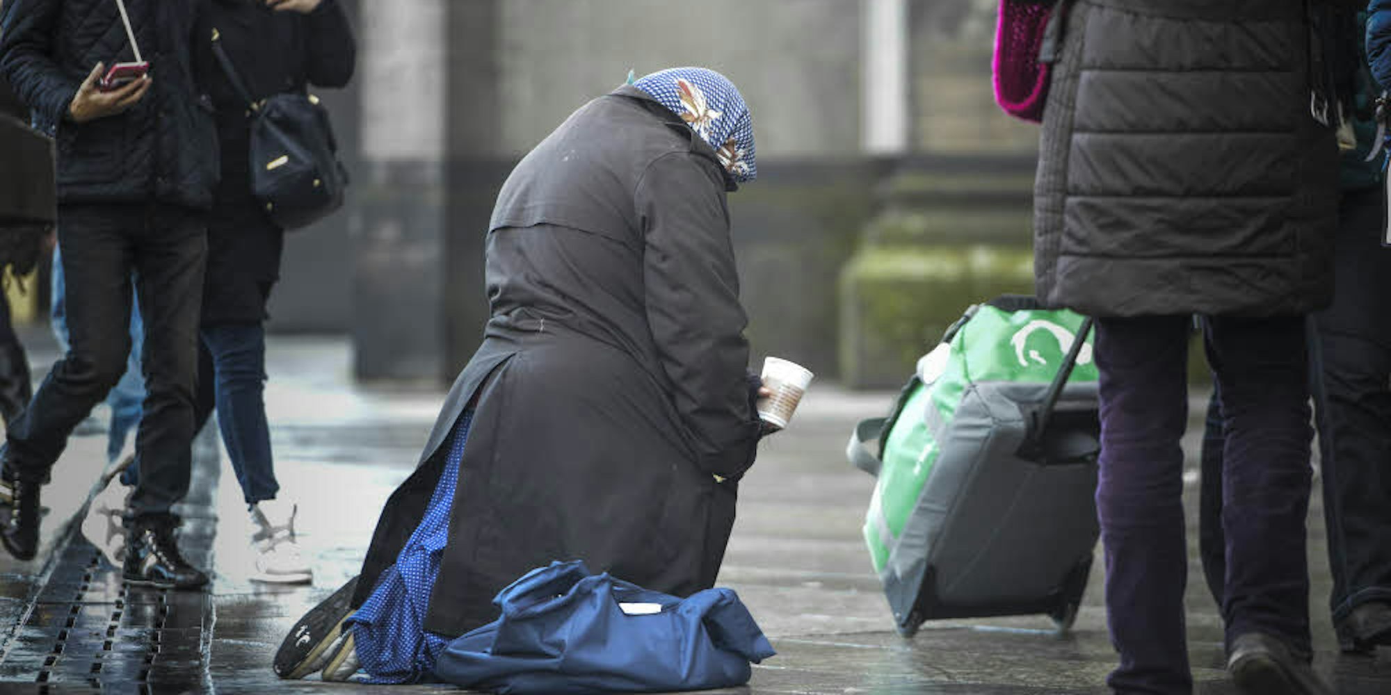 Arme und bettelnde Menschen sind in Köln immer sichtbarer. Den Umgang mit ihnen will der Caritas-Leitfaden erleichtern. (Archivfoto)