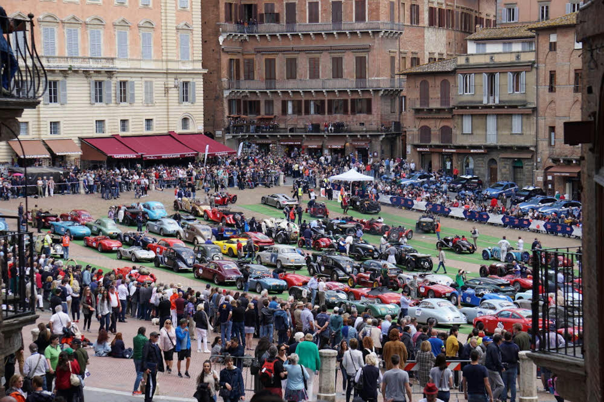 Der Campo in Siena (l.) ist während der Mille Miglia wohl der teuerste Parkplatz der Welt.