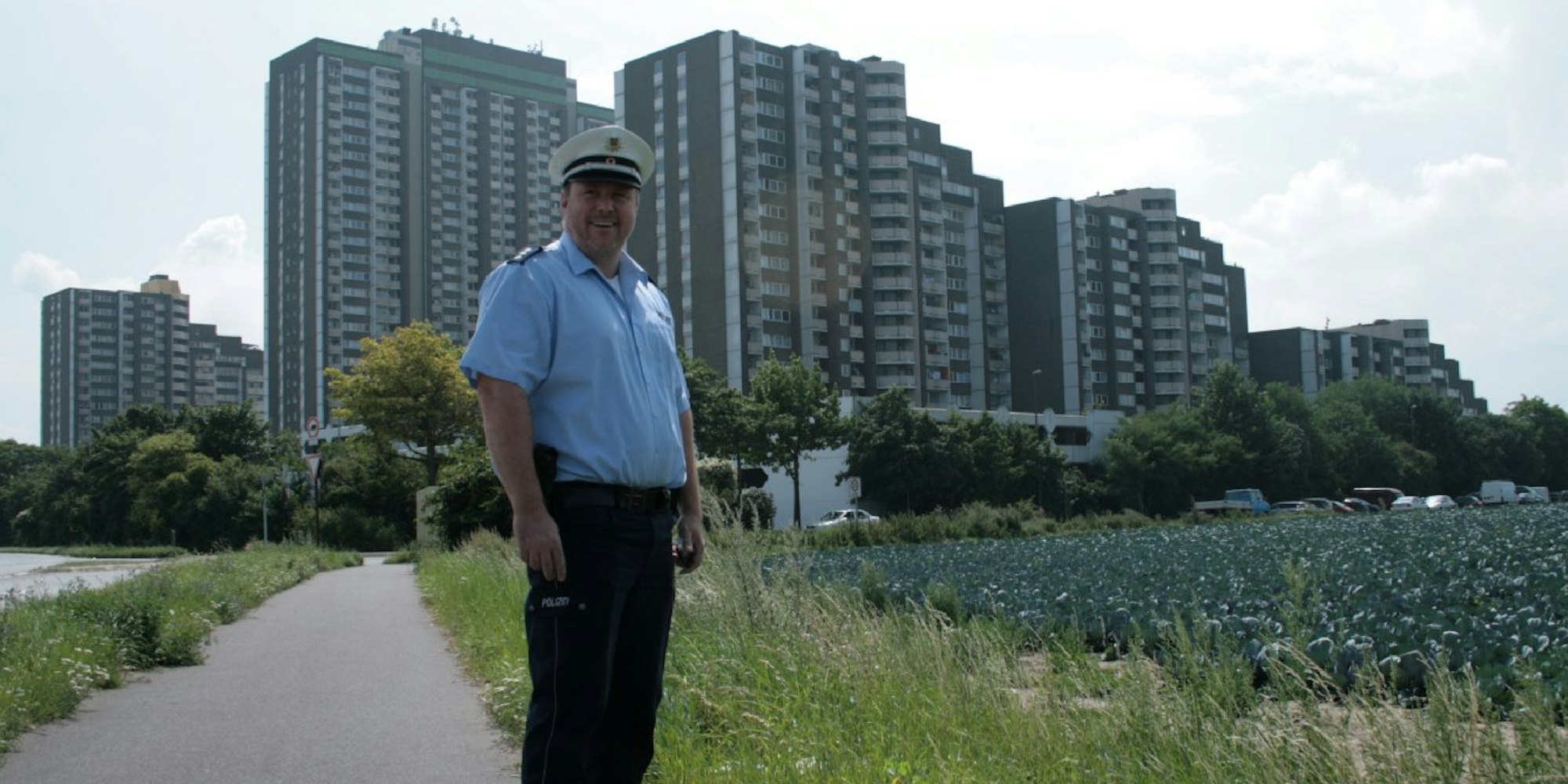 Bezirkspolizist Thilo Lotterer vor dem Panorama der Hochhaussiedlung in Mechenisch.