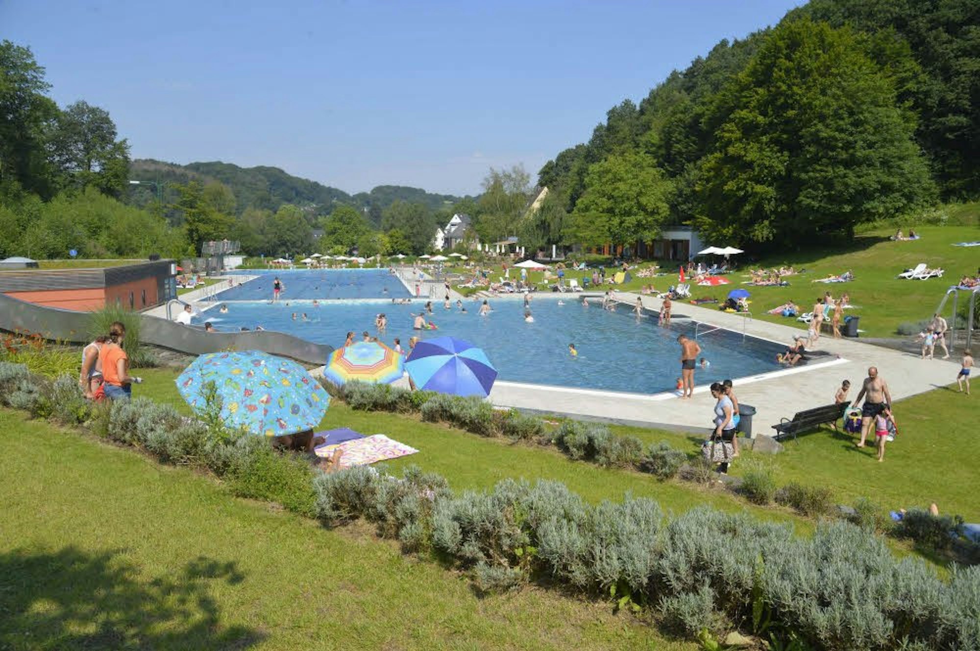Das Freibad Hoffnungsthal hat große grüne Liegeflächen rund um das Schwimmbecken.