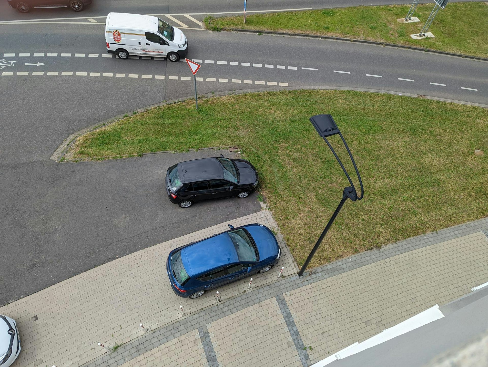 Auf dem Grünstreifen zwischen Parkfläche und Straße hatte Karl-Heinz Streichardt das Auto zwischengeparkt.