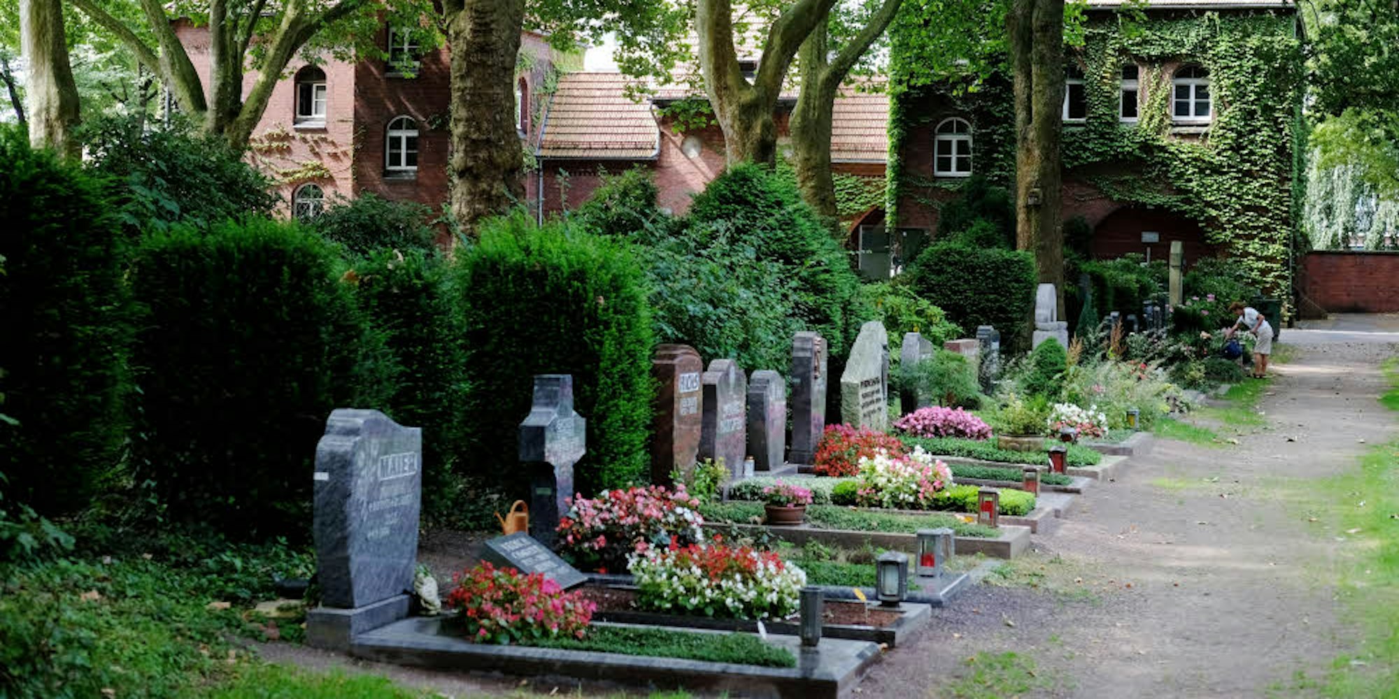 Der prachtvolle Torbau an der Frankfurter Straße ist der Eingang zum Mülheimer Friedhof.