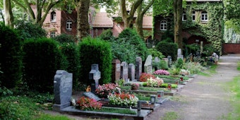 Der prachtvolle Torbau an der Frankfurter Straße ist der Eingang zum Mülheimer Friedhof.