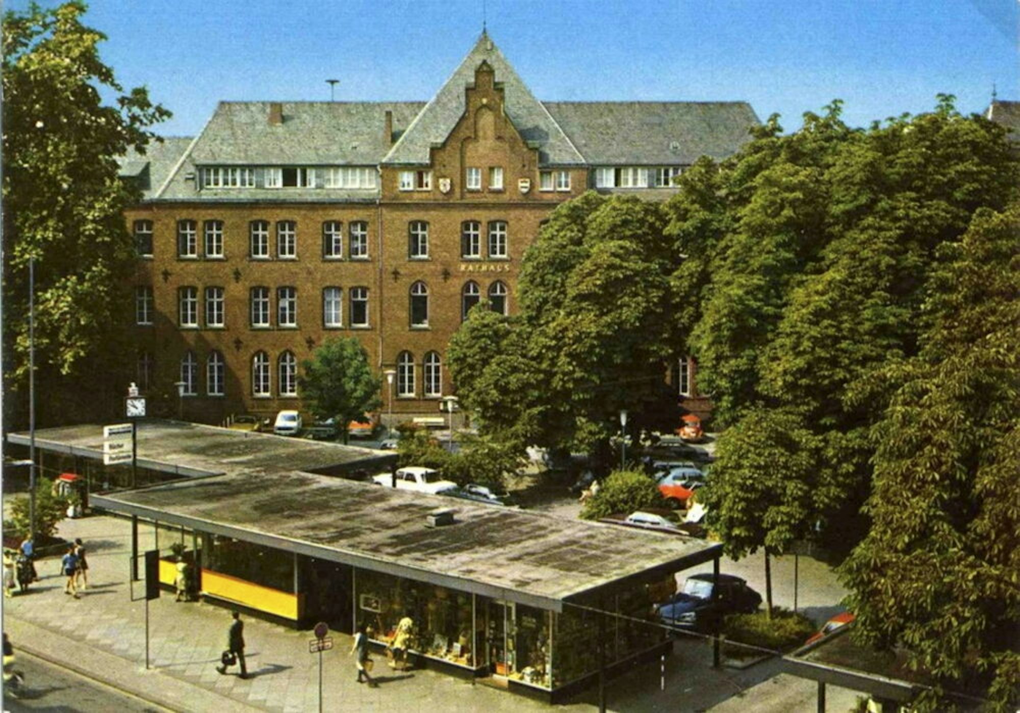 Das Aloysianum, später Rathaus Opladens, sollte zunächst einem Kaufhaus weichen. Die Fußgängerzone erhielt ein zeitgemäßes Design.