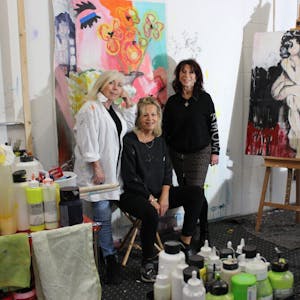 Brigitte Uhrmacher, Claudia Seiler und Ute Herrmann (v.l.) freuen sich auf viele Besucher in der Kunsthalle 9.