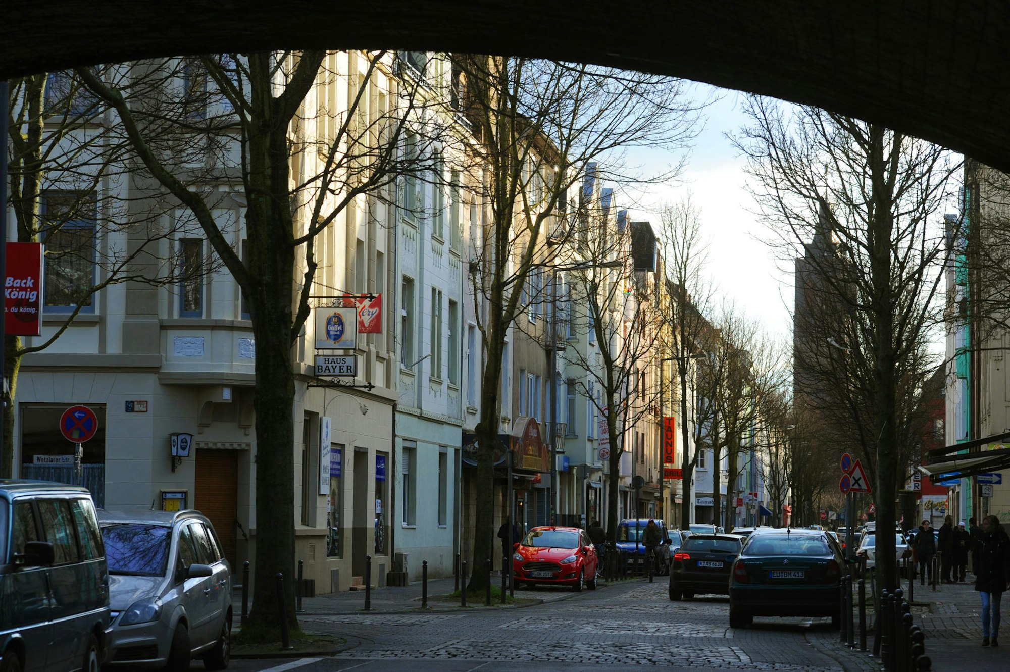 Auf der Taunusstraße in Köln wurde eine schwangere Frau von einem Mann geschlagen.