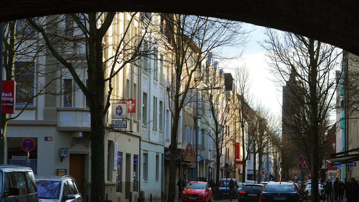 Auf der Taunusstraße in Köln wurde eine schwangere Frau von einem Mann geschlagen.
