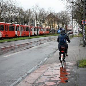 In Höhe des Autonomen Zentrums wird der Radverkehr in Kürze auf die Fahrbahn geführt.
