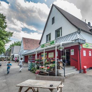 Der nur 200 Quadratmeter große Markt namens Waldsiedlung ist unten in ein normales Siedlungshaus eingepasst.