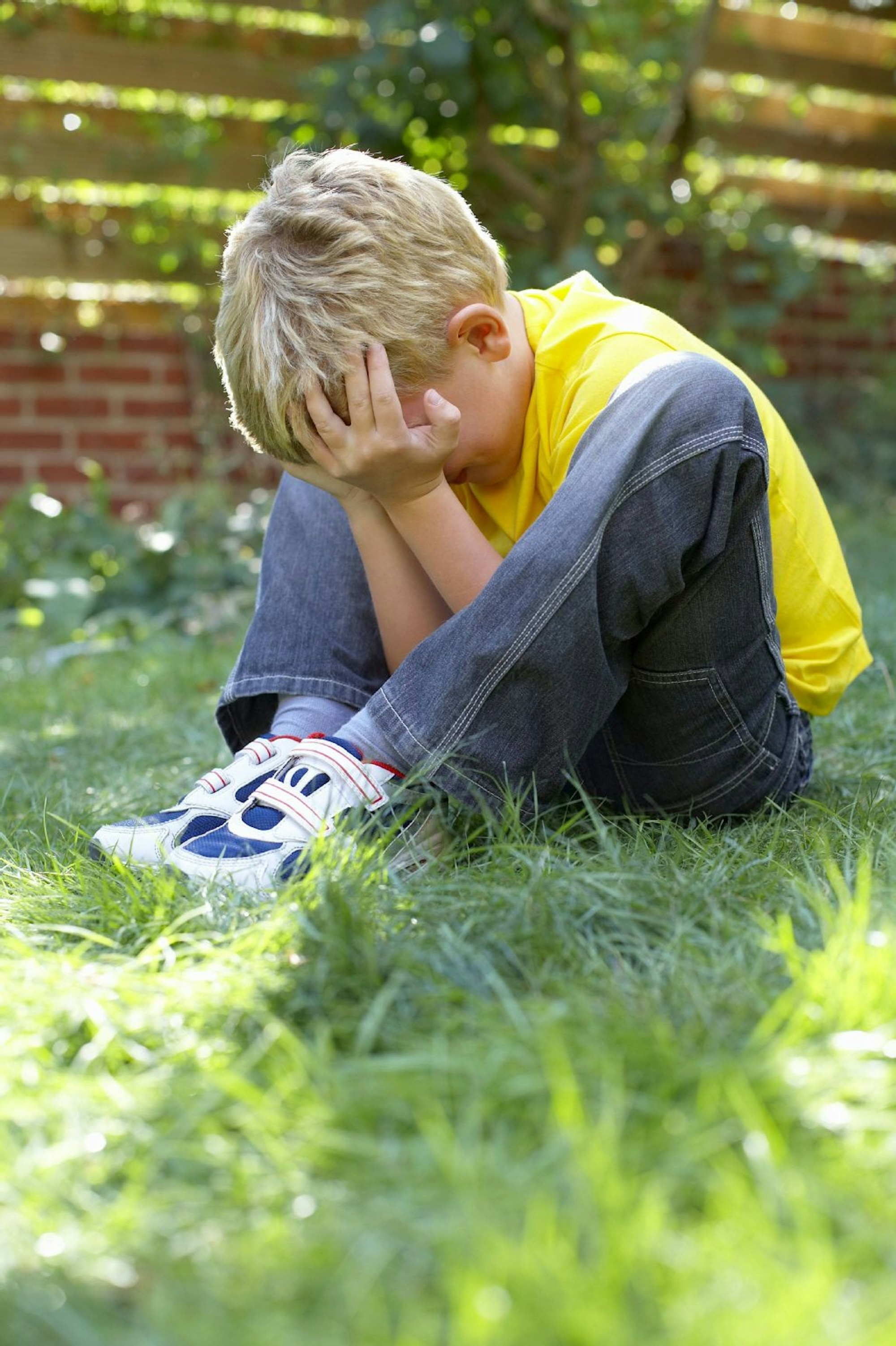 Trauer kann sich bei Kindern ganz unterschiedlich zeigen. In Wut, in Tränen, aber auch in Müdigkeit.