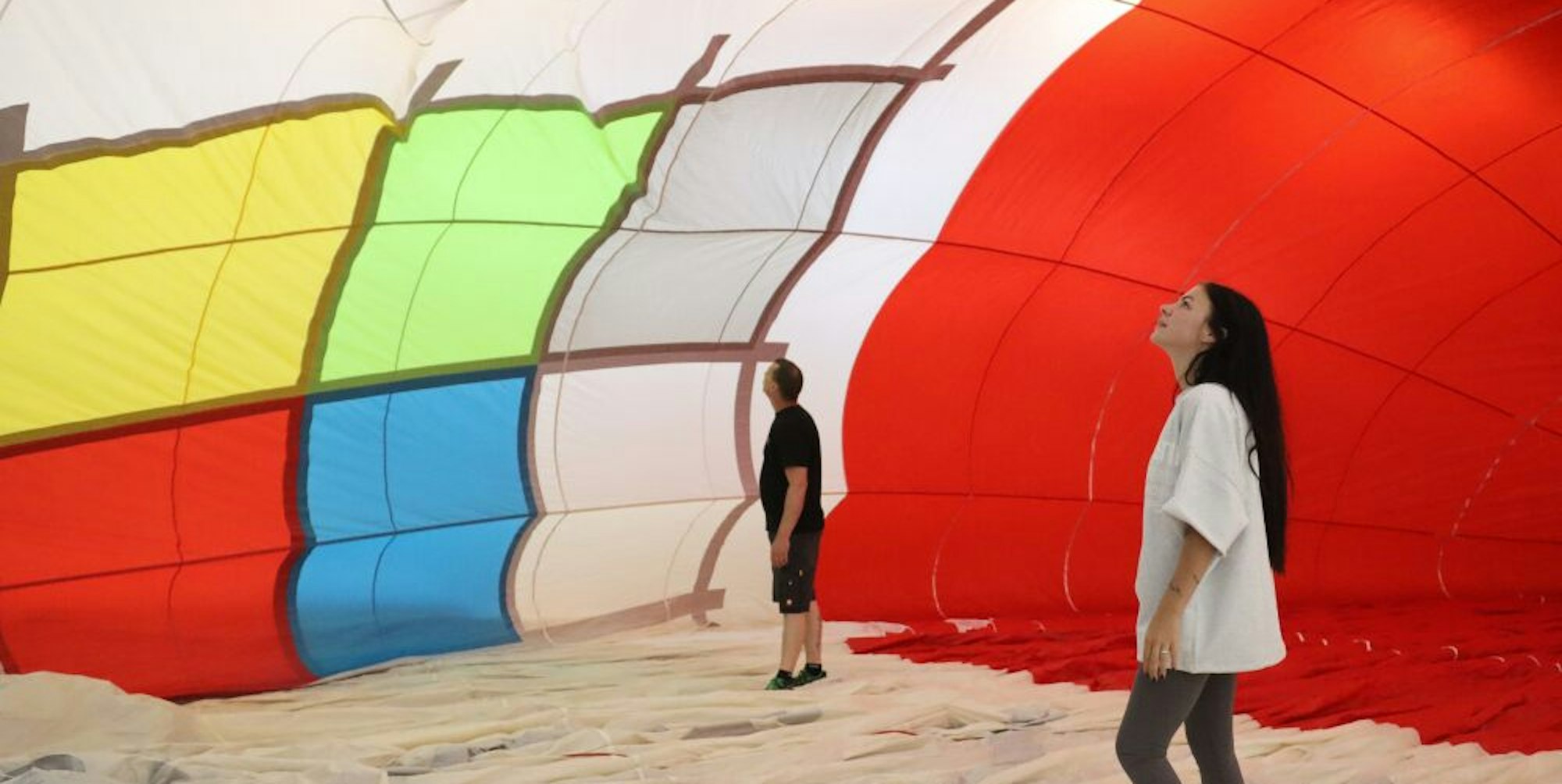 In der Halle wurden die Ballonhüllen betrachtet – und das auch von innen.