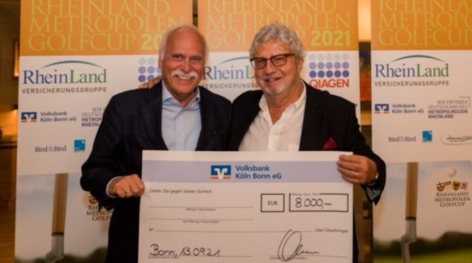 „wir helfen“-Geschäftsführer Karl-Heinz-Goßmann nahm den Scheck von Claus Dillenburger entgegen.