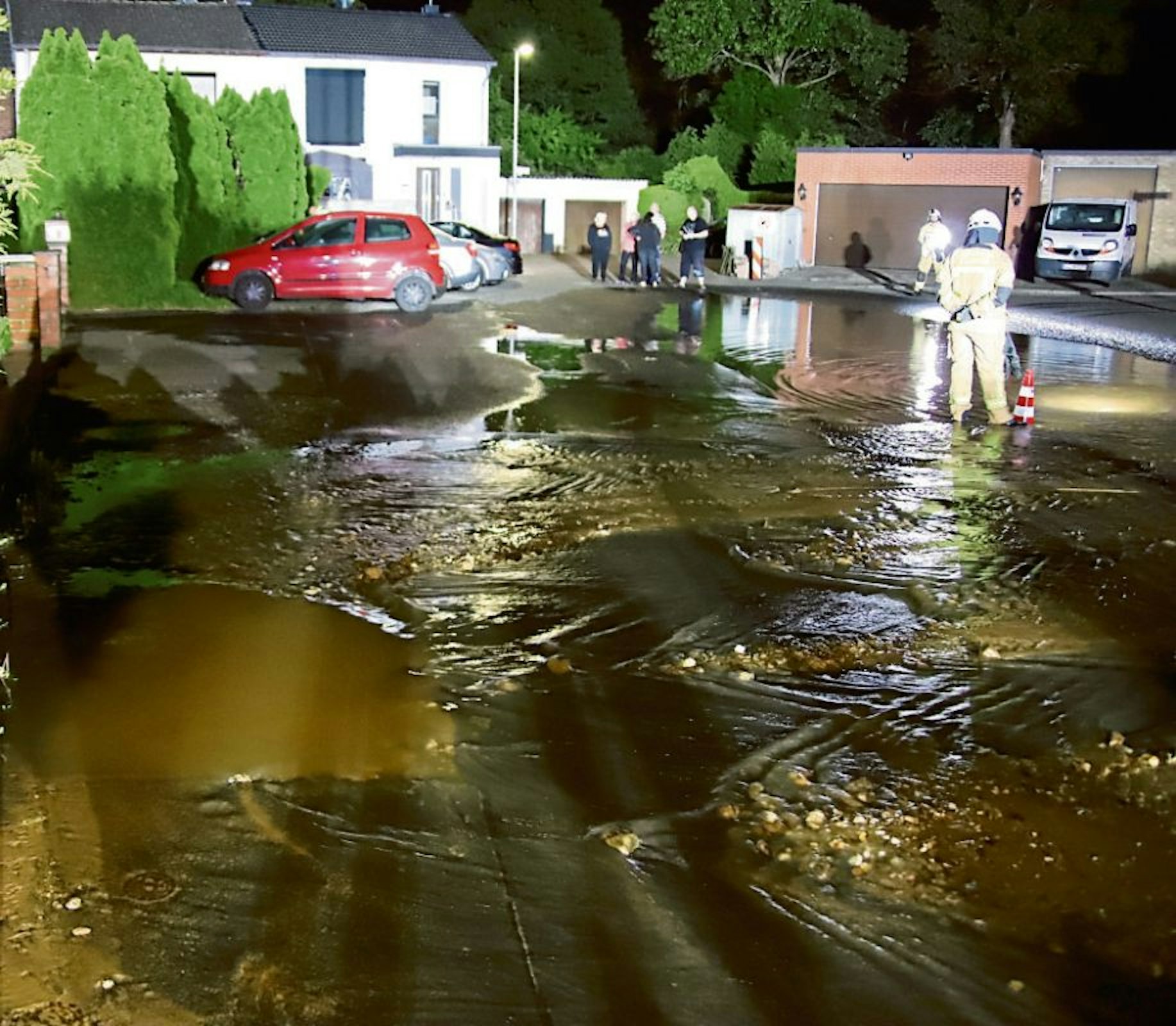 Unter Wasser stand am späten Mittwochabend auch die Straße Zur Alten Fähre in Siegburg-Kaldauen.