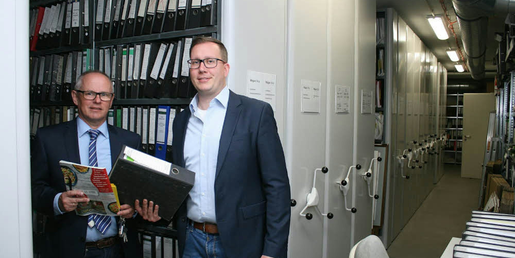 Das Gedächtnis der Stadt zeigten Ralf Claßen (l.) und Dennis Müller bei der Führung im Rathaus-Archiv.
