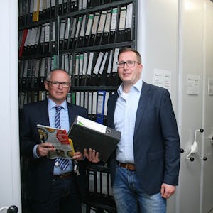 Das Gedächtnis der Stadt zeigten Ralf Claßen (l.) und Dennis Müller bei der Führung im Rathaus-Archiv.