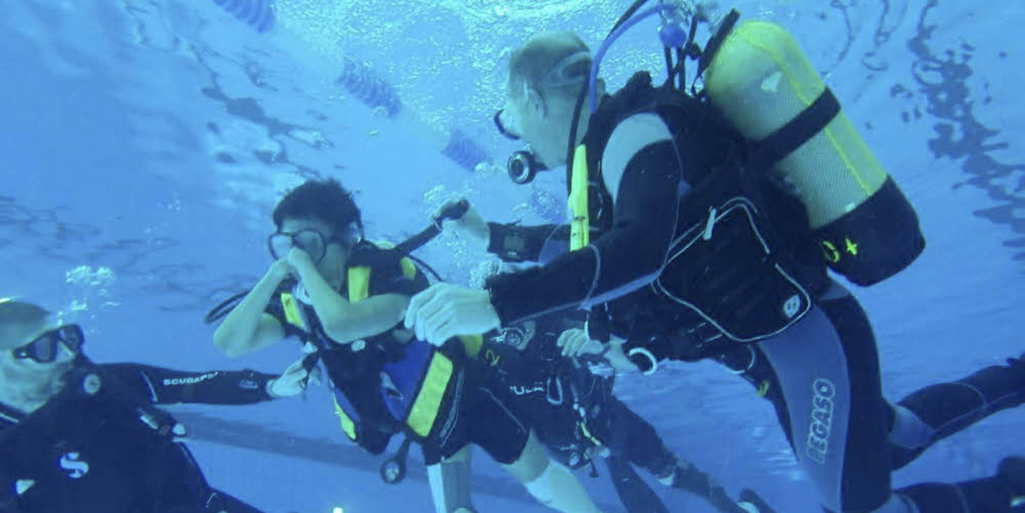 Unter Wasser zu atmen muss man lernen. Die Tauchlehrer erklären den Menschen mit Behinderung, wie es geht.