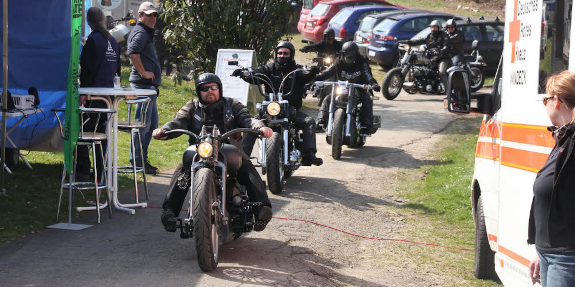 Einen lautstarken Auftritt legte die Harley Davidson-Truppe aus Sankt Augustin beim Auftakt zur Motorradsaison der Polizei an „Biker’s Rast“ hin.