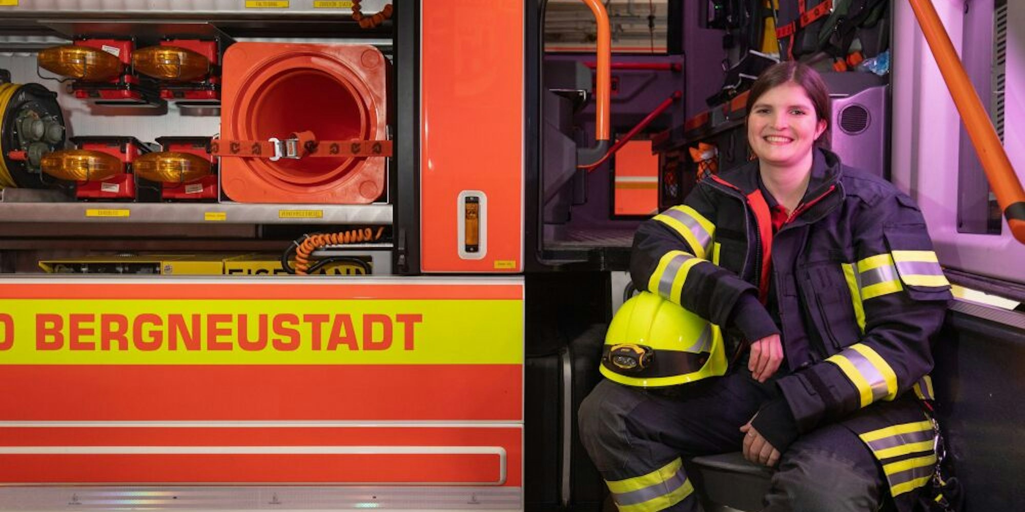 Feuerwehrfrau Juliana Ederer gehört zu den kreisweit mehr als 2600 Freiwilligen, die sich in den Einsatzabteilungen engagieren.