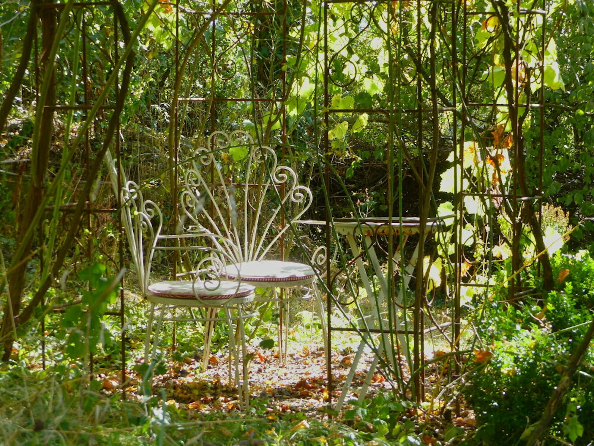 Menschenfreundlich ist der Garten der Wopfners auch, an vielen Ecke gibt es Sitzgelegenheiten.