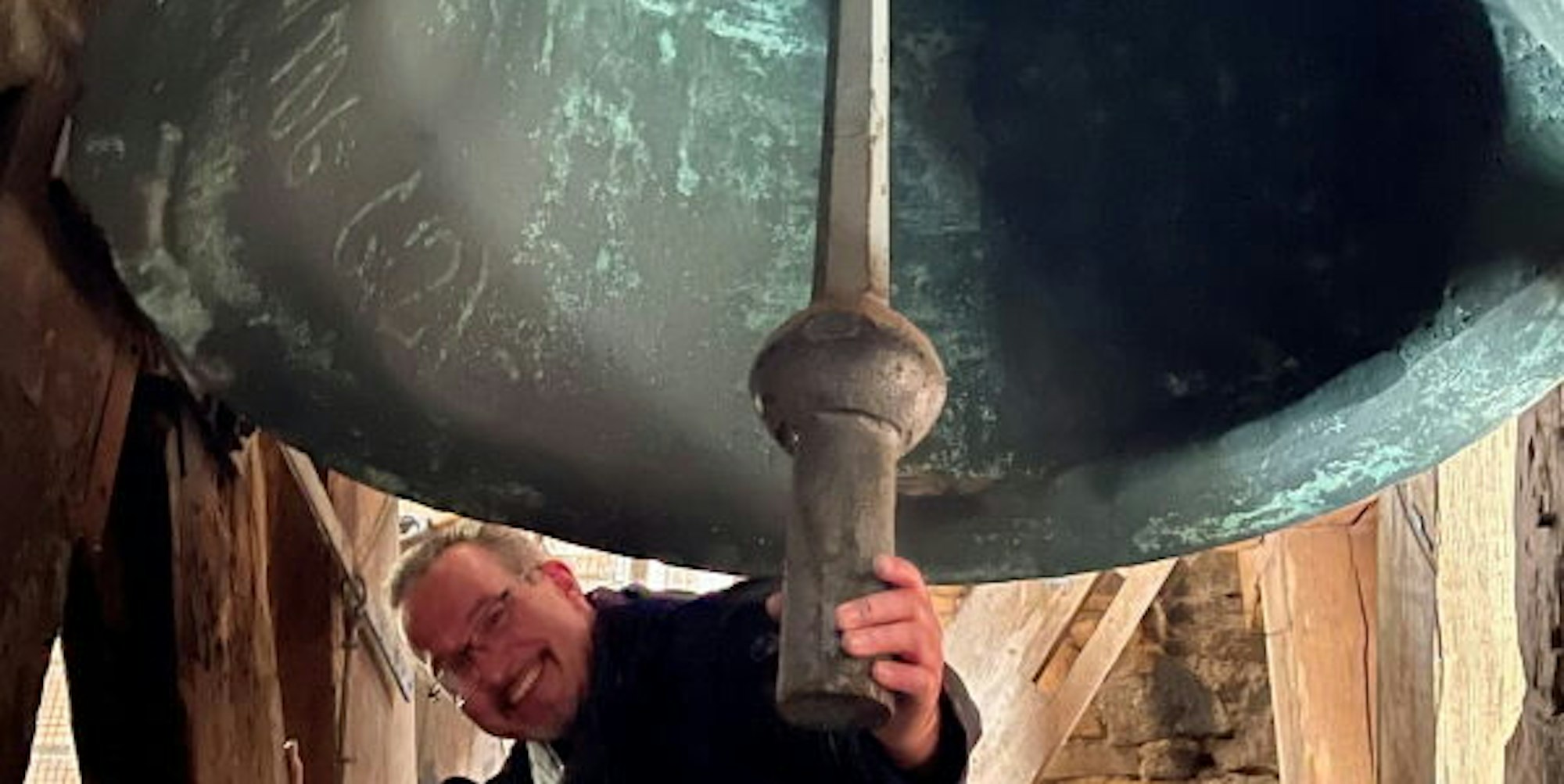 Auch wenn er sich redlich bemüht: Mit der Hand kann Küster Bernd Franke den schweren Klöppel nicht genug bewegen, dass er auf die Wand der riesigen Patricius-Glocke schlägt.