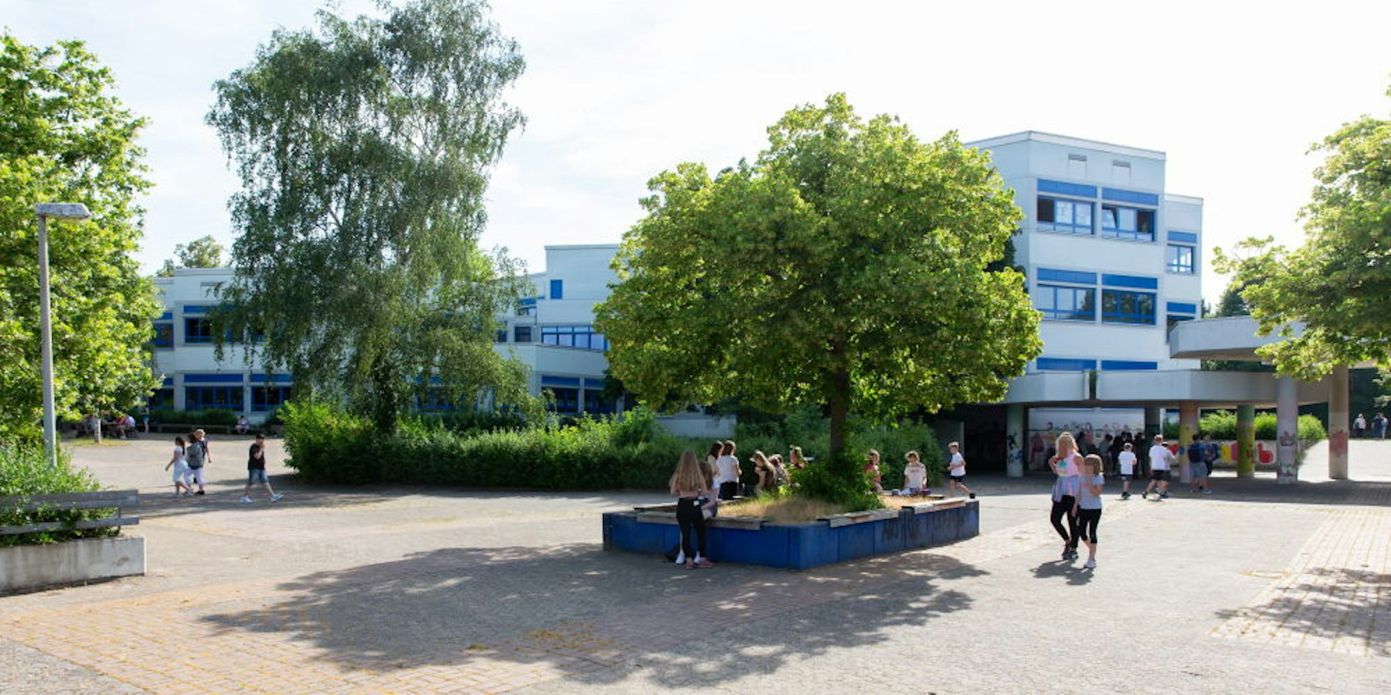 Die Sekundarschule in Heimerzheim ist die einzige weiterführende Schule in Swisttal. Die Auslastungszahlen, die Schüler-Lehrer-Relation und die Ausstattung sind sehr gut, die Eltern wollen aber lieber das das Etikett „Gesamtschule“ für ihre Kinder.