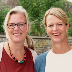 Die beiden Kindercoachinnen Anke Frielinghaus und Nadine Ebensberger arbeiten mit Kindern an ihrer Resilienz.