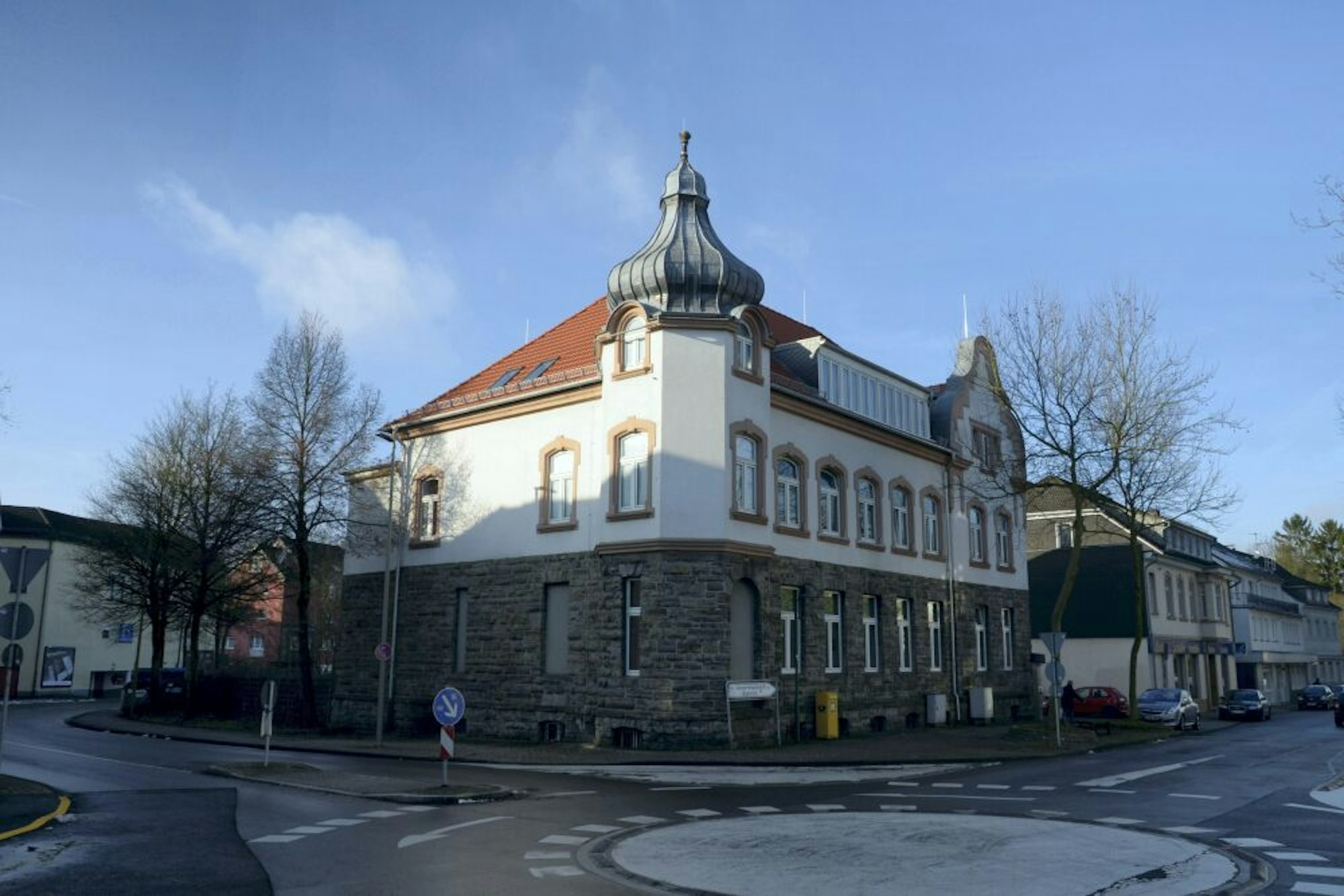 Die Alte Post an der Bahnstraße wird derzeit als Übergangswohnheim genutzt. Nun soll auch geprüft werden, ob die Musikschule hier hin umziehen könnte.