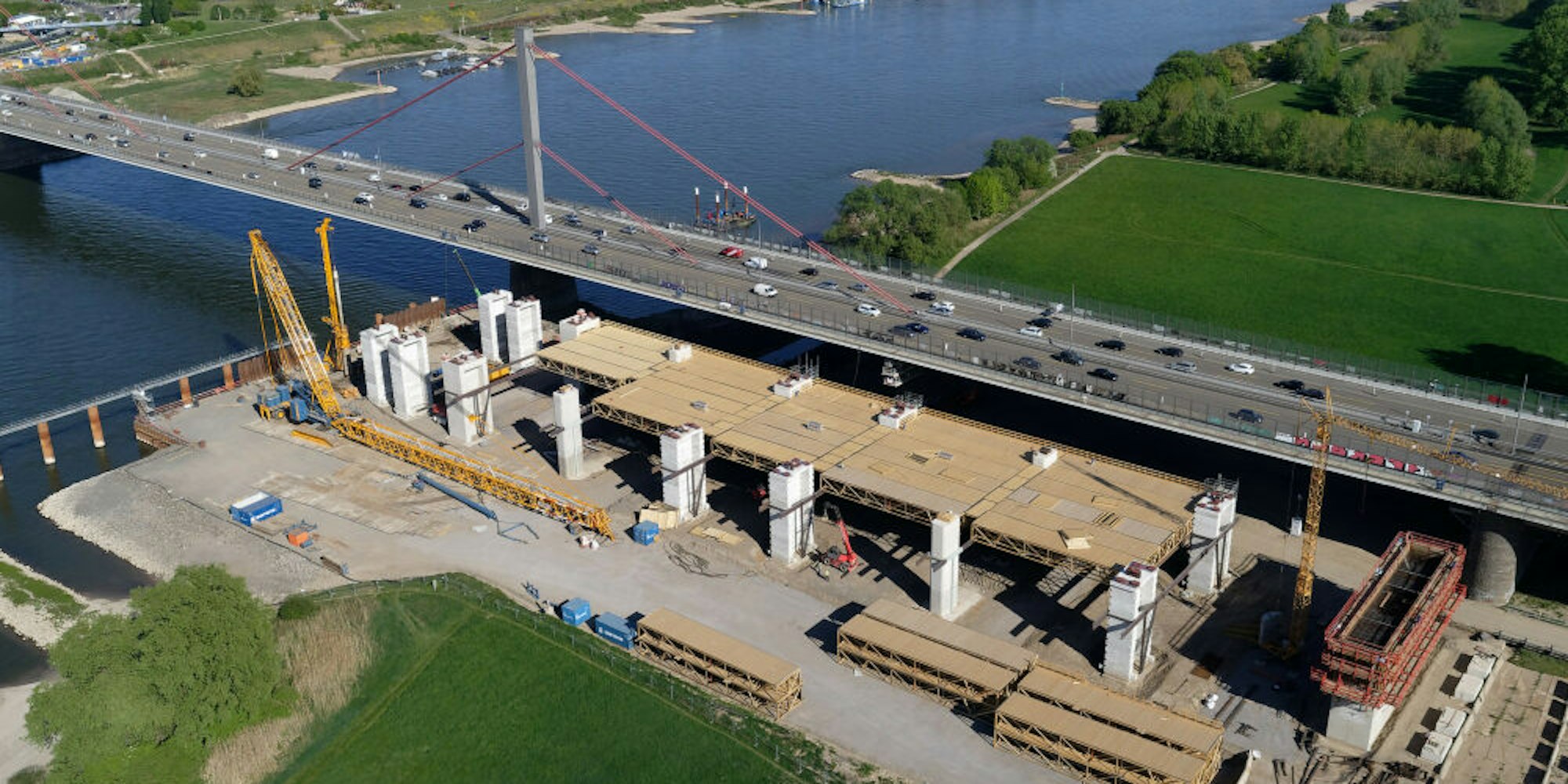 Die Leverkusener Brücke aus der Vogelperspektive. Damals war die Baustelle noch in Betrieb.