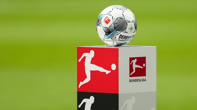 Bundesliga DFL Logo mit Ball Header Symbolbild