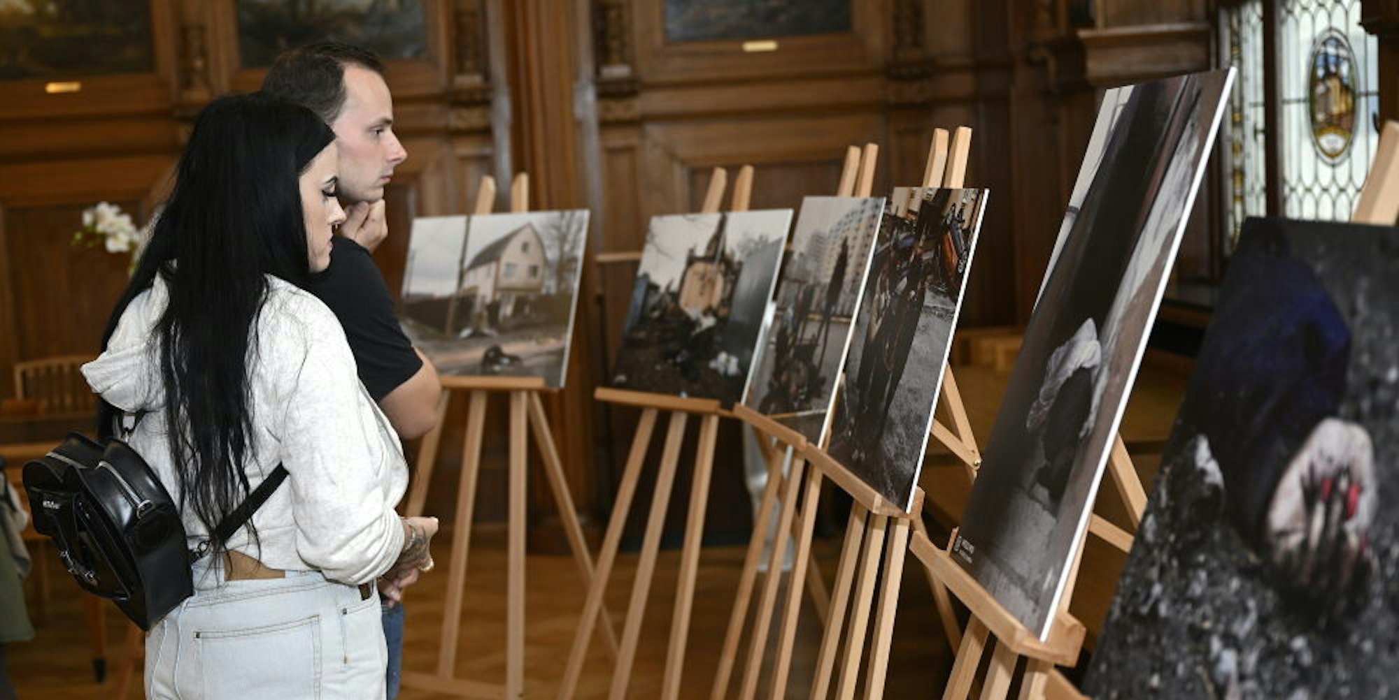 Berührend: Die Ausstellung von Bildern aus Butscha, die noch bis Mittwoch im Rathaus Stadtmitte zu sehen ist.