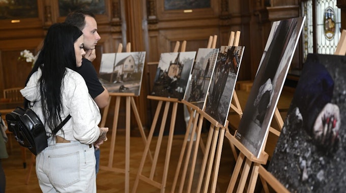 Berührend: Die Ausstellung von Bildern aus Butscha, die noch bis Mittwoch im Rathaus Stadtmitte zu sehen ist.