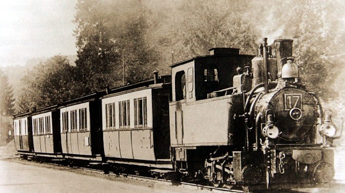Das Brölbähnchen um 1930: In den Nachkriegsjahren nutzten viele notleidende Städter den Zug für Hamsterfahrten aufs Land.