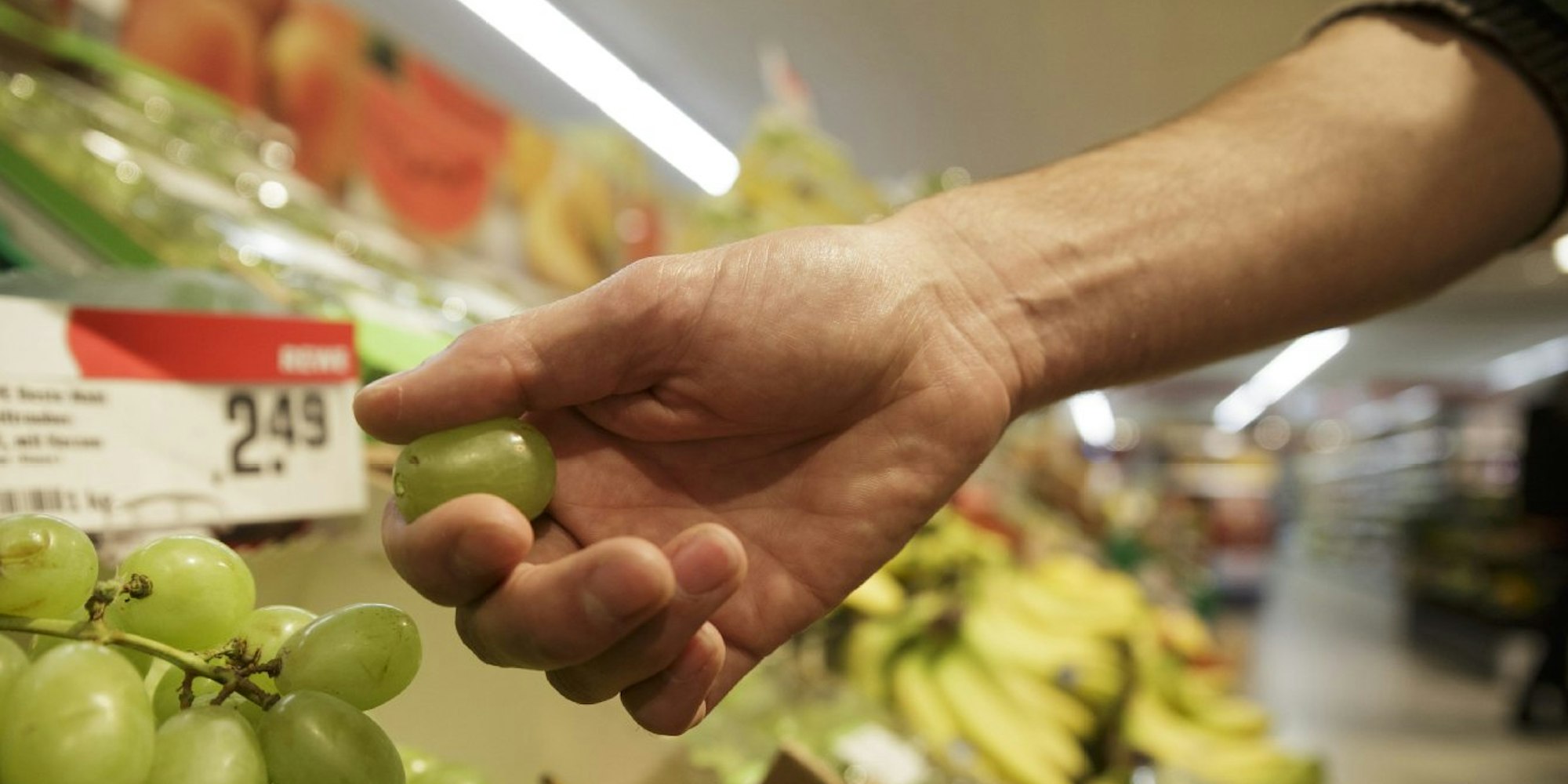 Wer Obst oder Gemüse im Supermarkt probiert, begeht laut Gesetz einen Diebstahl. (Fotos: Neumann)