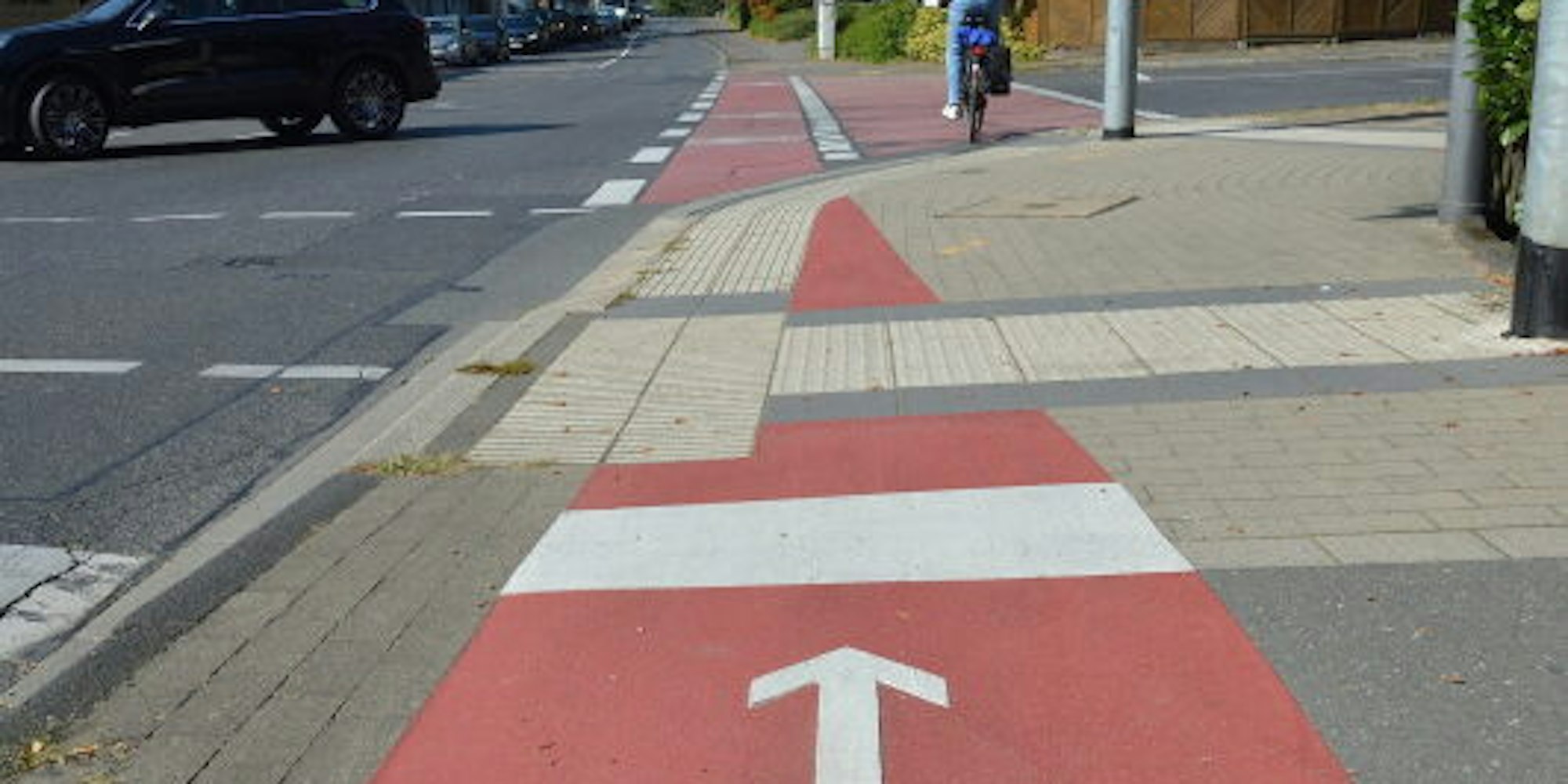 Rot markiert – wie hier zum Beispiel in Bensberg – sollen die Radwege auch in Engelskirchen sein. Doch das dauert.