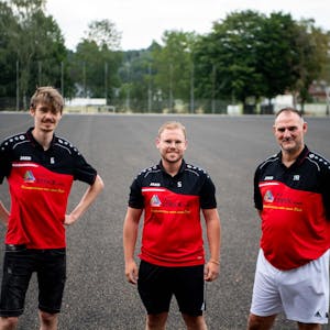 Freuen sich auf den Platz: Niklas Feithen (Geschäftsführer, v.l.), Daniel Ganz (2. Vorsitzender), Trainer Marcus Albrecht.