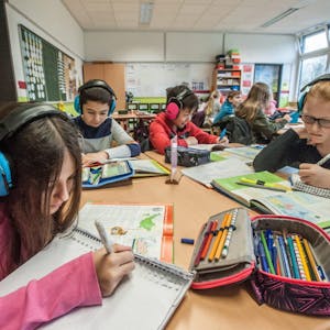 Lernen mit Kopfhörern: In einer Leverkusener Schule ist das jetzt Alltag.