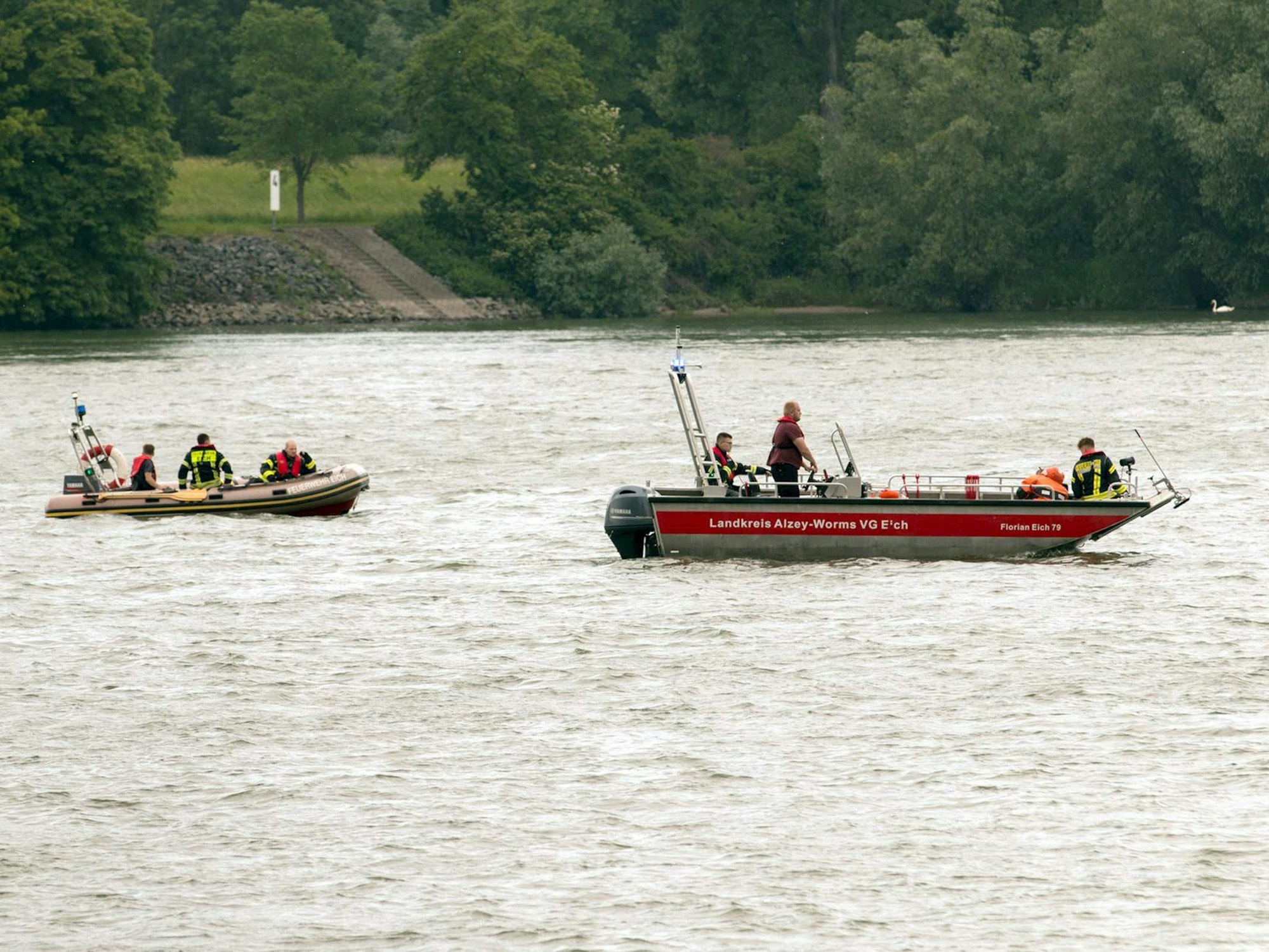 Die Rettungskräfte konnten die leblose Person schnell ausfindig machen (hier ein Archivfoto von einem Einsatz auf dem Rhein).
